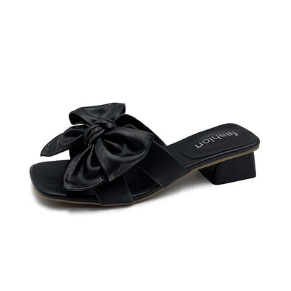 Schwarze Damen-Sandale mit Schleife, Blockabsatz, Lederoptik, modisch, bequem.