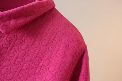 Rosa Damenbluse mit Muster, elegante Textur, modisches Design, hochwertige Damenmode.