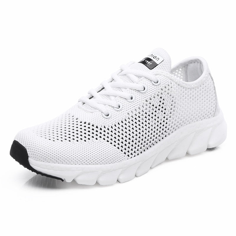 Weiße Sportschuhe, atmungsaktives Mesh, rutschfeste Sohle, ideal für Laufen und Fitness.