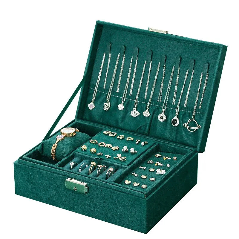Grüne Schmuckbox mit Halsketten, Ohrringen, Ringen und Uhr, ideal zur Schmuckaufbewahrung.
