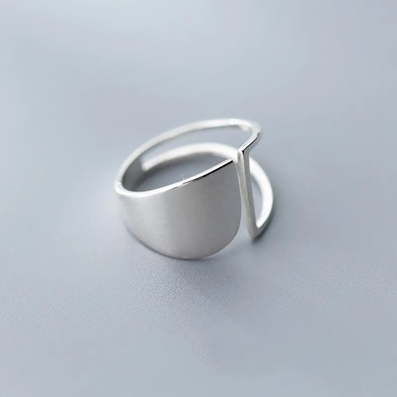 Silberner minimalistischer Ring, verstellbar, modernes Design, Schmuck für Damen und Herren.