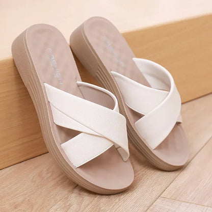 Damer Wedge-Slipper i läderimitation med öppen tåparti – Cassy