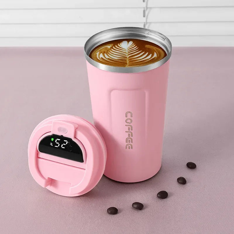 Rosa Thermobecher mit Latte Art, Edelstahl, digitalem Display, Kaffeebohnen, isoliert, tragbar.