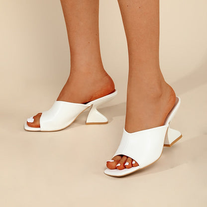 Weiße Damen-High-Heels, offenes Design, geometrischer Absatz, elegantes Schuhwerk.