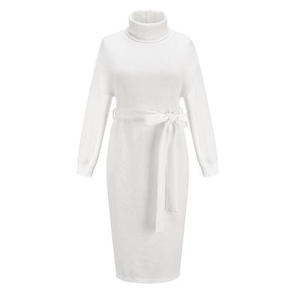 Weißes Strickkleid mit Rollkragen und Gürtel, Damenmode, elegant und stilvoll.