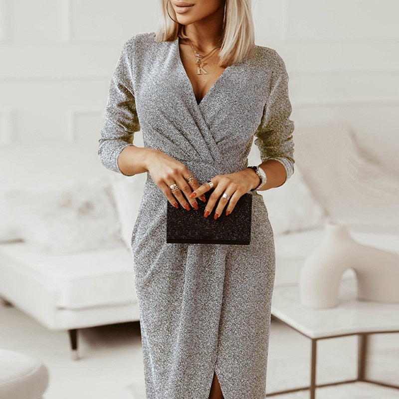 Frau in silbernem Glitzerkleid mit schwarzer Clutch, elegantes Abendoutfit, Wohnzimmer.