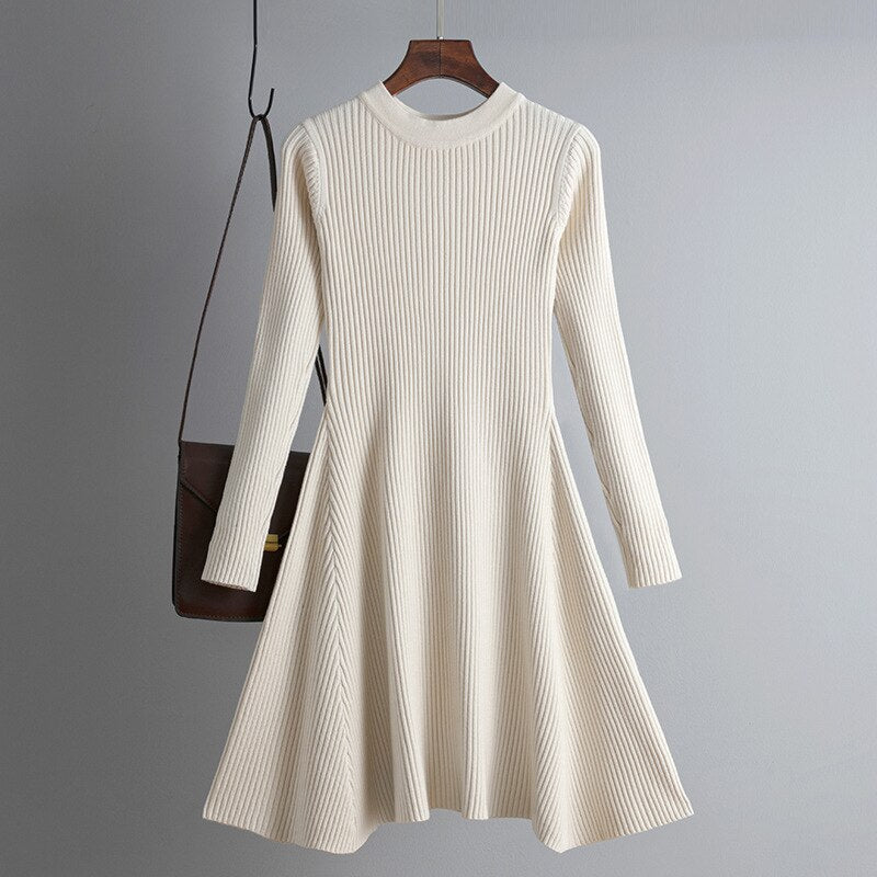 Elfenbeinfarbenes Strickkleid, langärmelig, A-Linie, Damenmode, elegant, Herbst/Winter.