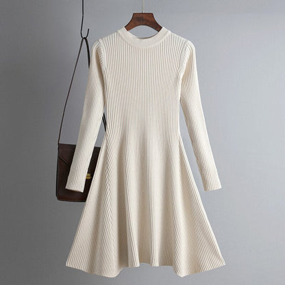 Elfenbeinfarbenes Strickkleid, langärmelig, A-Linie, Damenmode, elegant, Herbst/Winter.