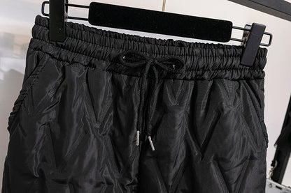 Schwarze Herren-Trainingshose mit Kordelzug, elastischer Bund, sportlich, bequem, modern.