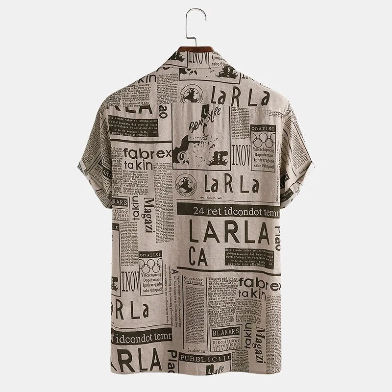 Beige Herrenhemd mit Zeitungsdruck, Kurzarm, Baumwolle, lässig, modisch, Sommermode.