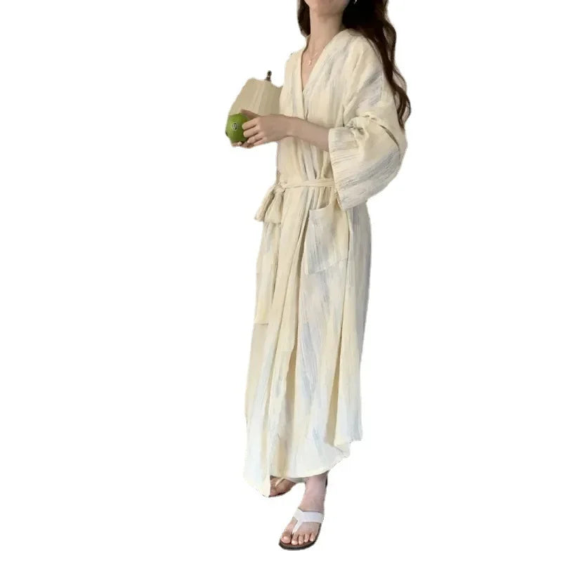 Avslappnad dam sommar badrock med kimono-design – Hana