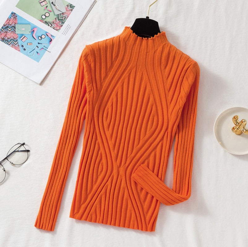 Orangefarbener, gerippter Rollkragenpullover aus Strickstoff auf weißem Hintergrund.