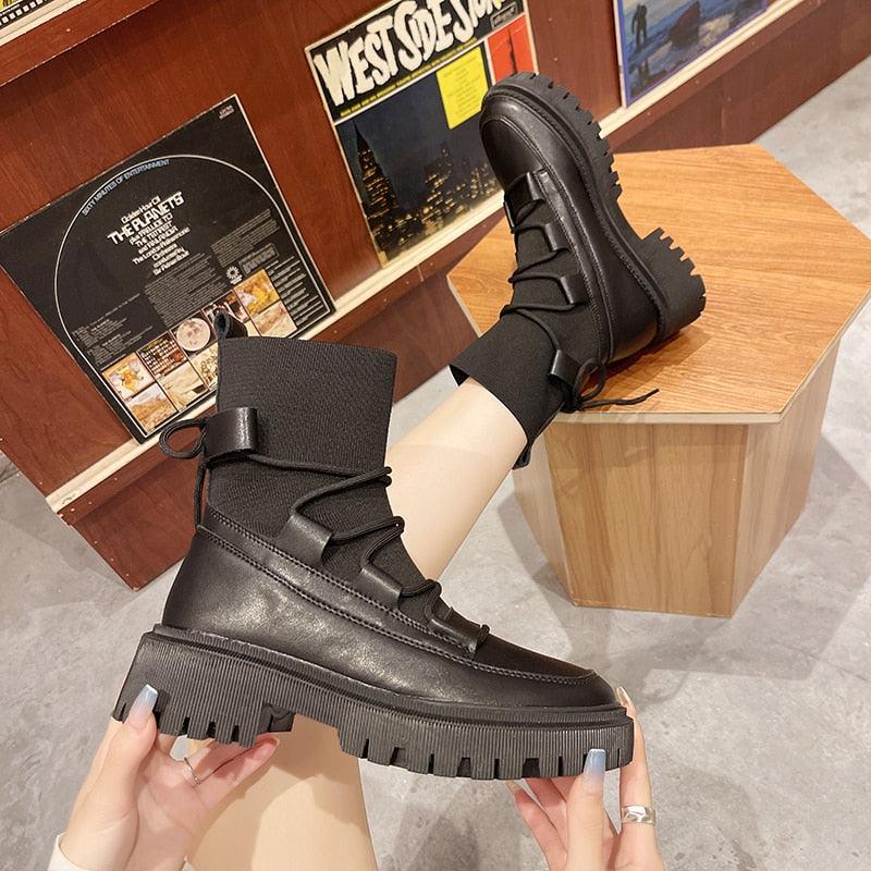 Schwarze Damenstiefel mit dicker Sohle, Schnürung, modisch, robust, Herbst-Winter-Schuhwerk.