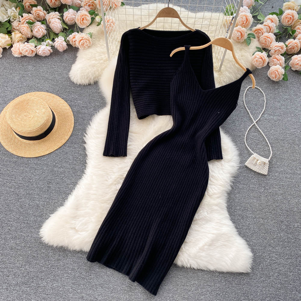 Schwarzes Strickkleid und Pullover-Set auf Teppich, elegantes Damen-Outfit, Herbstmode.