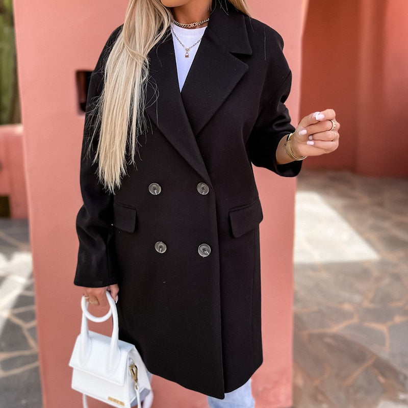 Schwarzer Damen-Wollmantel, doppelreihig, elegant, Herbstmode, mit weißer Handtasche.