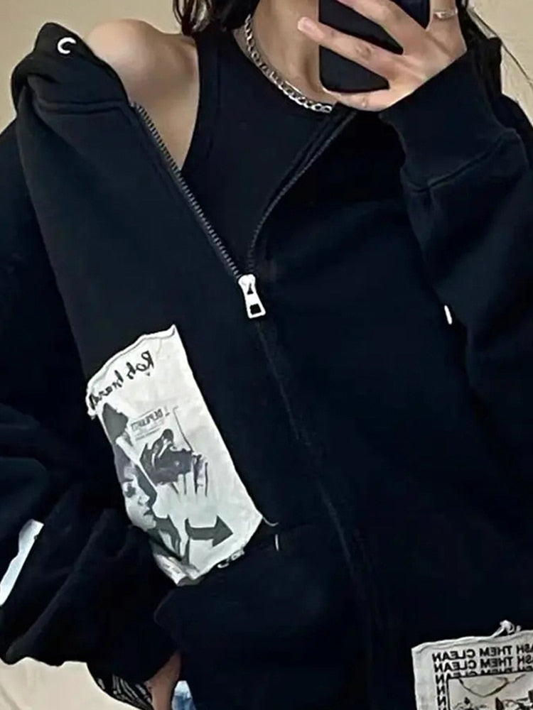 Frau in schwarzem Hoodie mit Reißverschluss und Print, lässige Streetwear, Selfie.