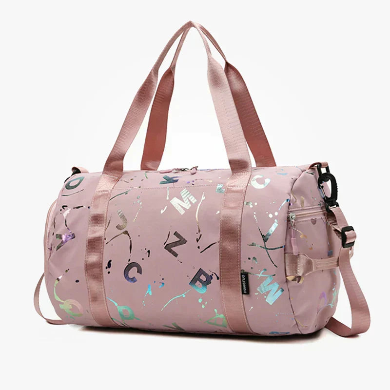 Rosa Sporttasche mit Buchstabenmuster, verstellbarem Schultergurt, Reißverschluss, Nylonmaterial.