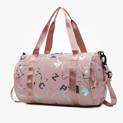 Rosa Sporttasche mit Buchstabenmuster, verstellbarem Schultergurt, Reißverschluss, Nylonmaterial.