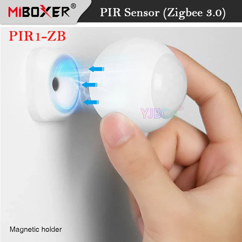 Hand hält weißen PIR Sensor Zigbee 3.0, magnetische Halterung, Bewegungserkennung, Miboxer.