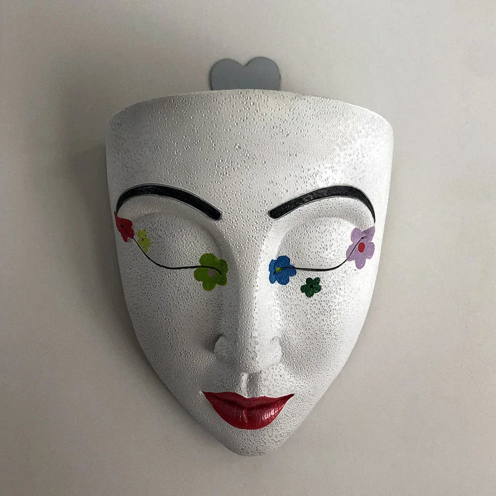 Weiße Wandmaske mit bunten Blumen, dekorative Kunst, modernes Design, Gesichtsskulptur.