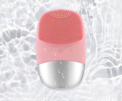 Rosa Gesichtsbürste aus Silikon, wasserdicht, elektrische Hautreinigung, auf Wasseroberfläche.