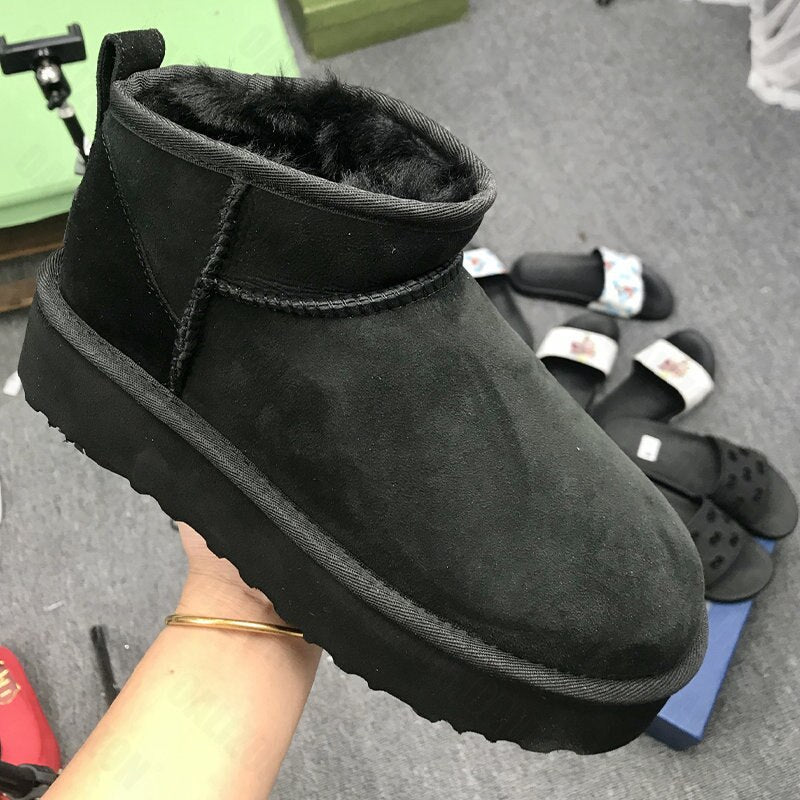Schwarzer Winterstiefel aus Wildleder mit Fellfutter, rutschfeste Sohle, Damenmode.