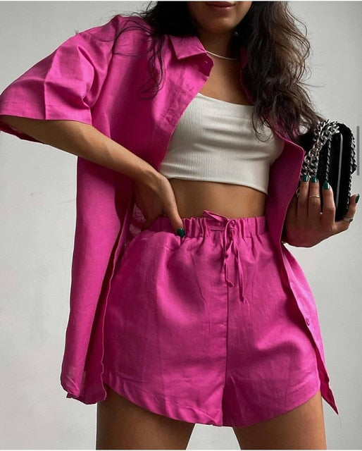 Frau in pinkem Leinen-Set, Hemd und Shorts, Sommermode, trendige Damenbekleidung.