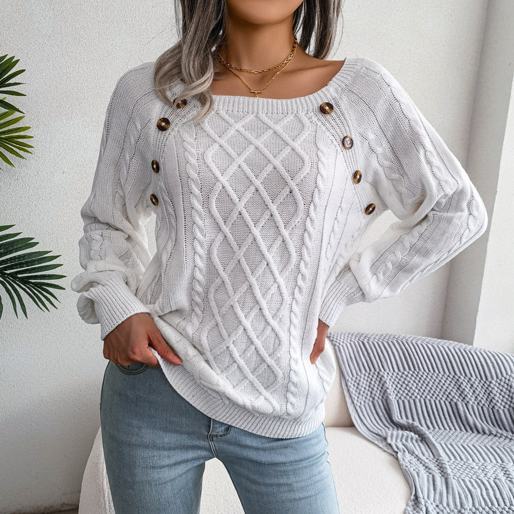 Frau in weißem Strickpullover mit Zopfmuster und Knöpfen, lässig, modisch, gemütlich.
