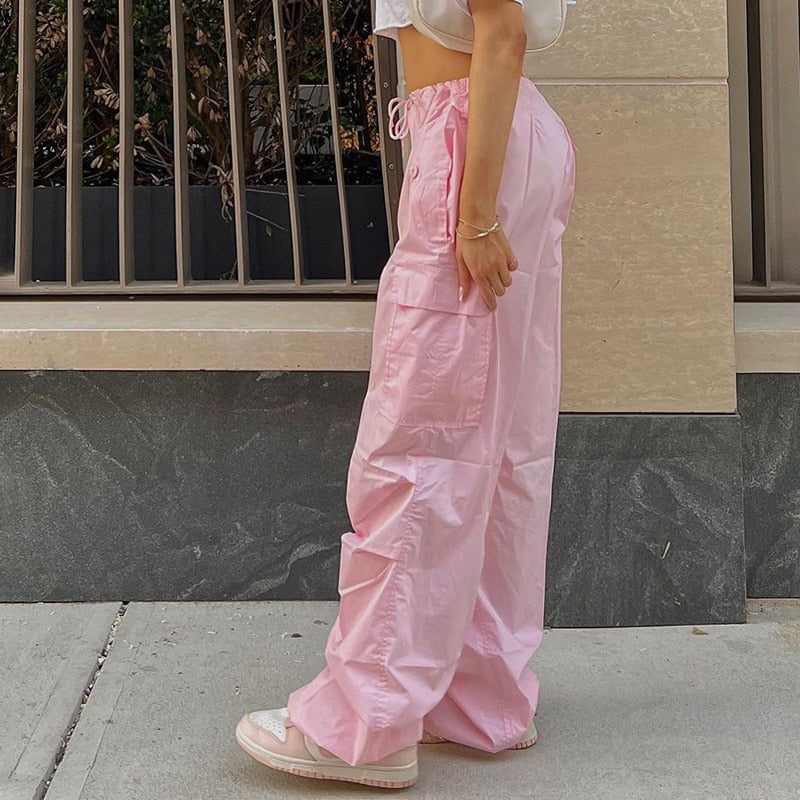 Frau in rosa Cargohose, lässiger Stil, Sommermode, Straßenmode, bequeme Passform.