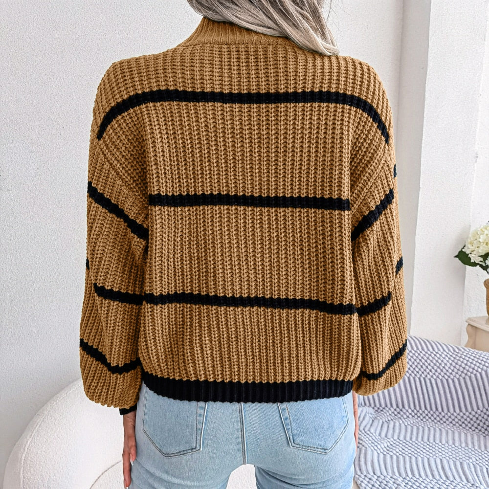 Frau in braunem Strickpullover mit schwarzen Streifen, Rückansicht, lässige Mode, Herbstkleidung.