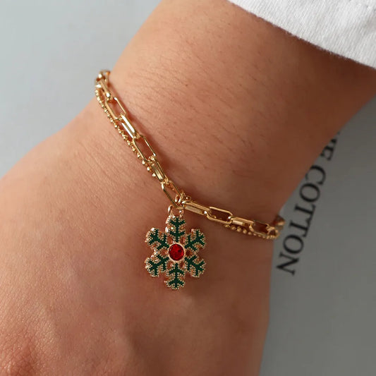 Goldenes Armband mit grünem Schneeflocken-Anhänger, roter Edelstein, modisches Schmuckstück.