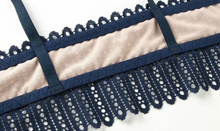 Dunkelblaues Spitzenband mit beigem Stoff, dekoratives Nähzubehör, elegant und hochwertig.