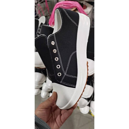 Schwarzer Sneaker mit weißer Sohle, Canvas-Material, modisch, lässig, unisex.
