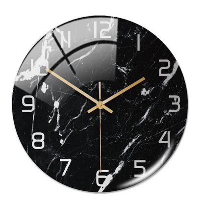 Schwarze Marmor-Wanduhr mit goldenen Zeigern und weißen Ziffern, modernes Design.