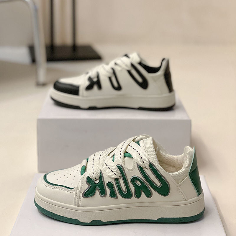 Weiße und grüne Sneaker mit Schriftzug, modische Freizeitschuhe, Unisex-Design.