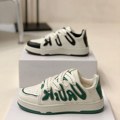 Weiße und grüne Sneaker mit Schriftzug, modische Freizeitschuhe, Unisex-Design.