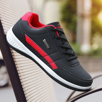 Schwarzer Sneaker mit rotem Streifen, Herren, Leder, modisch, bequem, sportlich.