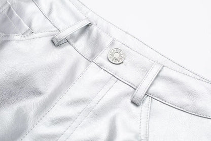 Silberne Lederhose Damen, modisch, hochwertig, glänzend, Detailansicht, Knopfverschluss.