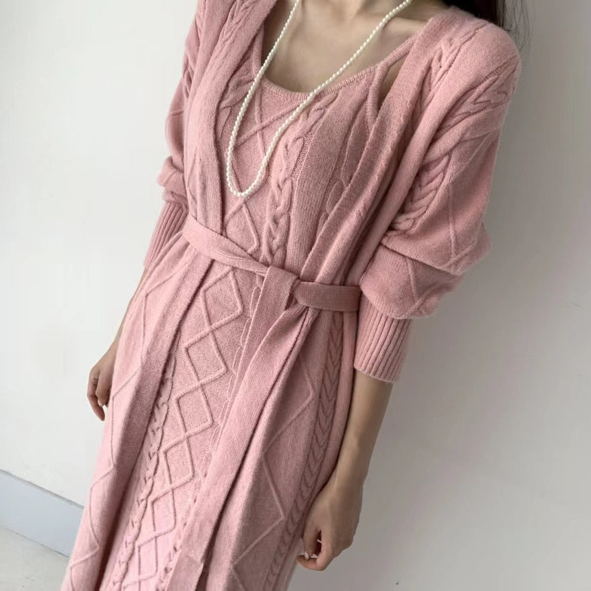 Damen Strickkleid rosa mit Gürtel, Zopfmuster, Langarm, elegant, Herbstmode, Perlenkette.