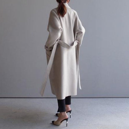 Damenmantel beige, lang, Gürtel, elegantes Design, Herbstmode, minimalistisch, Rückansicht