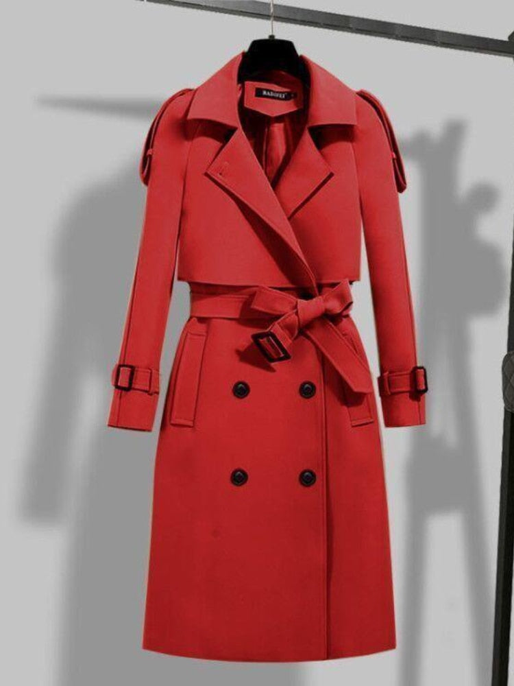 Roter Damen-Trenchcoat, doppelte Knopfleiste, Gürtel, klassischer Stil, Herbstmode.