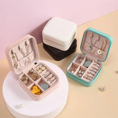 Schmuckkästchen Set, tragbar, Leder, in Rosa, Weiß, Schwarz, Türkis, mit Fächern für Ringe, Ketten.