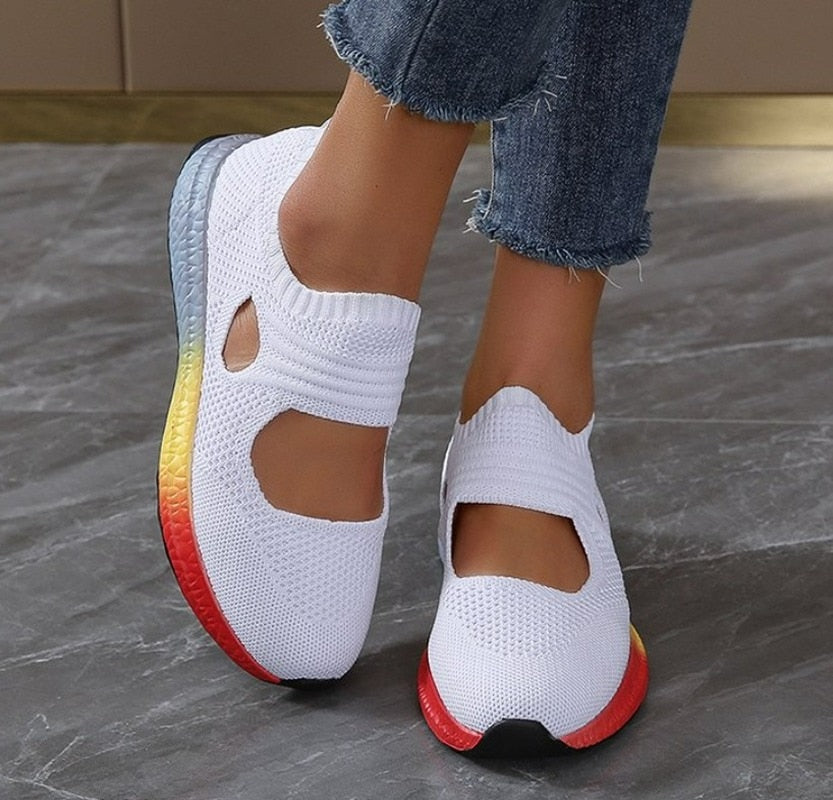 Weiße Damen-Sneaker mit Regenbogen-Sohle, atmungsaktiv, Strickmaterial, modisch.