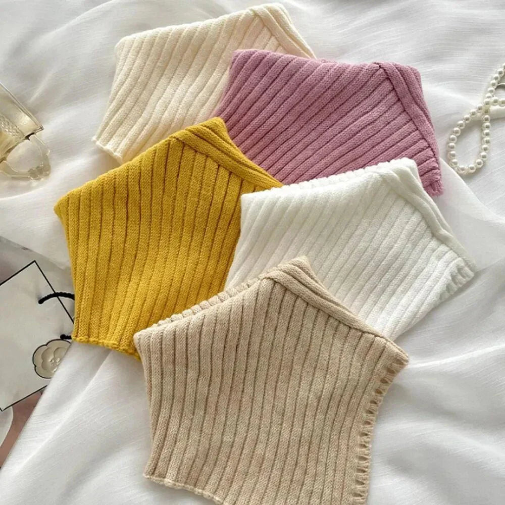 Mehrfarbige, gerippte Strickkragen aus Baumwolle auf weißem Hintergrund, modische Accessoires.