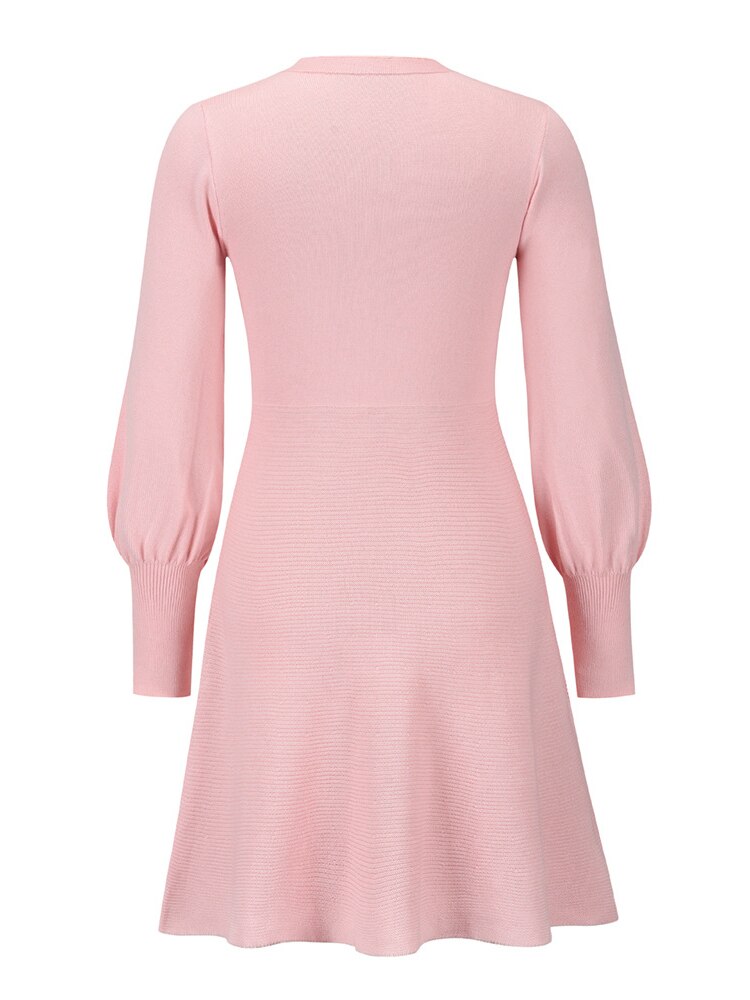 Rosa Strickkleid mit langen Ärmeln, elegantes Design, Damenmode, Herbstkleidung.