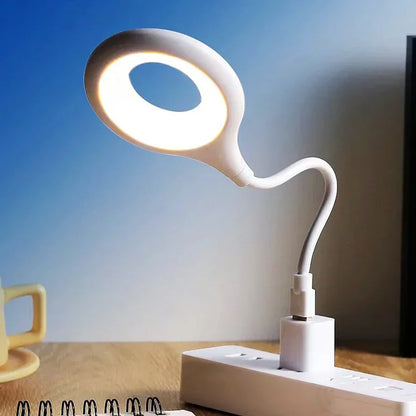 Weiße LED-Tischlampe mit flexiblem Hals, modernes Design, ideal für Schreibtischbeleuchtung.