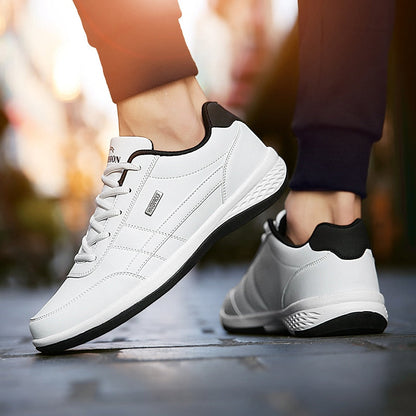 Weiße Sportschuhe für Herren, atmungsaktiv, rutschfest, ideal für Laufen und Fitness.