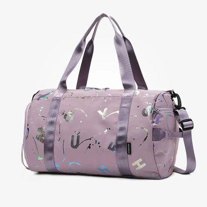 Lila Sporttasche mit Buchstabenmuster, verstellbarem Schultergurt, Reißverschluss, Unisex.