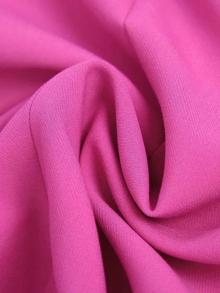 Rosa Baumwollstoff, weicher Textilstoff, ideal für Bekleidung und Nähprojekte.