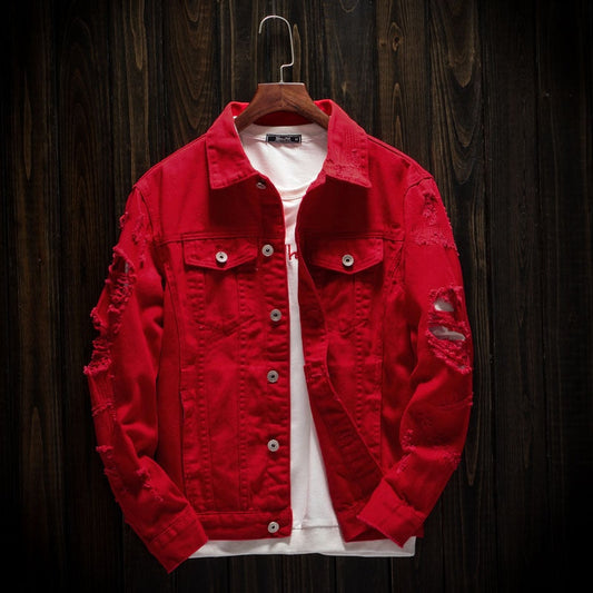Rote Jeansjacke, zerrissen, Herrenmode, Baumwolle, lässig, Vintage-Stil, Holz-Hintergrund.
